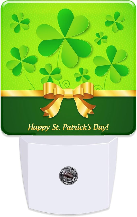 Happy St.Patrick's Day Night Light for Kids,Dusk-to-Dawn Auto Sensor Green Shamrocks Lucky Plug in Night Light,0.5W Energy Saving Non-Toxic for Bedroom/Bathroom,Ideal Gifts for Women Men