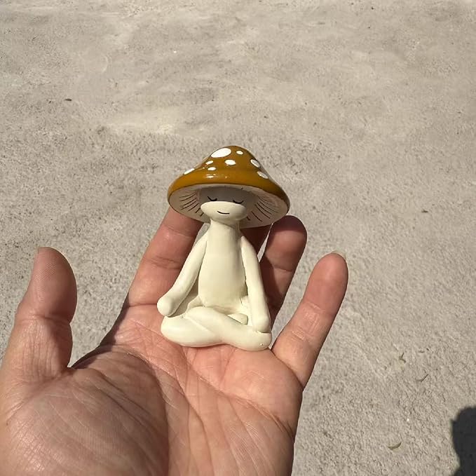 Meditation Mushroom Statue, Cute Small Resin Yoga Mushroom Figurine, 1.97 * 1.57 * 3.15 Inch Mushroom Meditation Tabletop Decor, for Garden Yard Home Patio Office Decoration